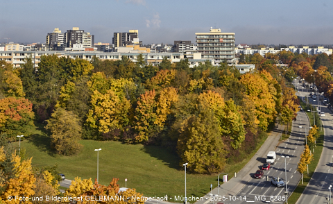 15.10.2025 - goldener Oktober mit Blick auf das Marx-Zentrum und Wohnanlage am Karl-Marx-Ring 52-62